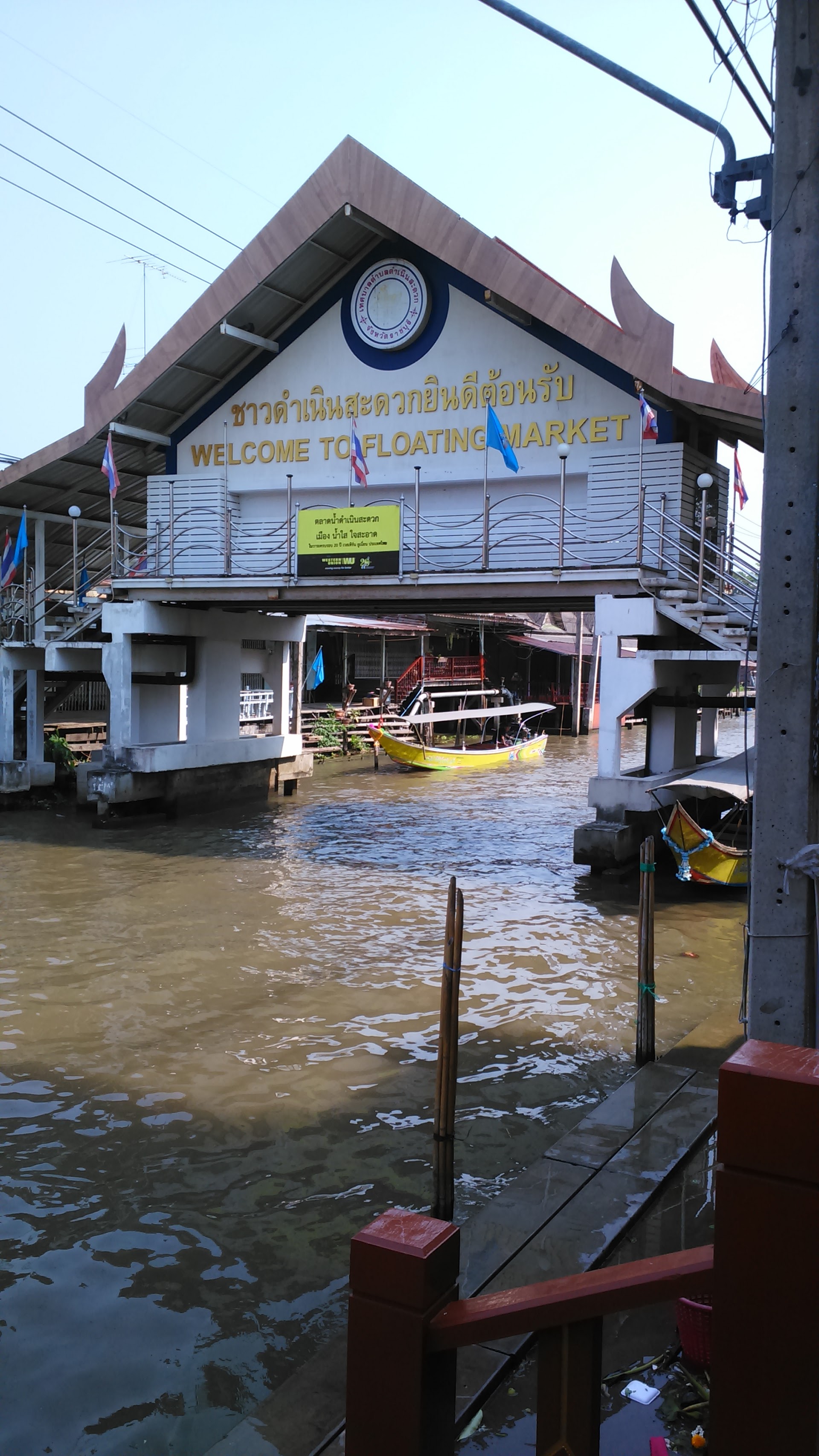 O que ninguém te conta sobre os mercados flutuantes de Bangkok (e o que comer lá)
