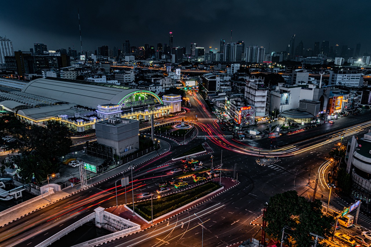 Mercado noturno em Bangkok: os 7 pratos que todo brasileiro precisa provar antes de voltar para casa