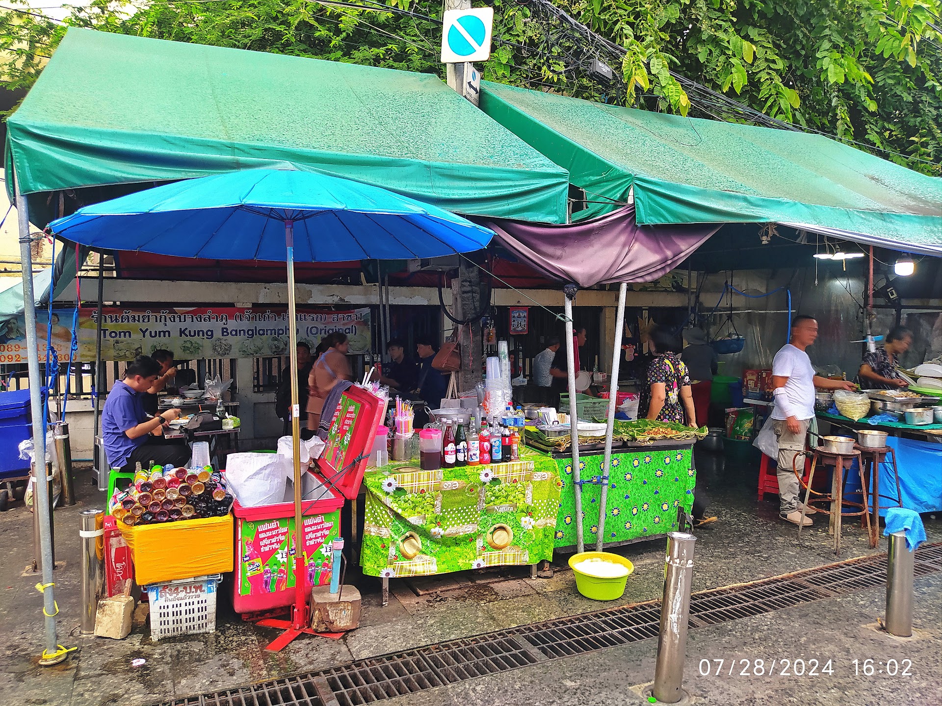 Mercado noturno em Bangkok: os 7 pratos que todo brasileiro precisa provar antes de voltar para casa