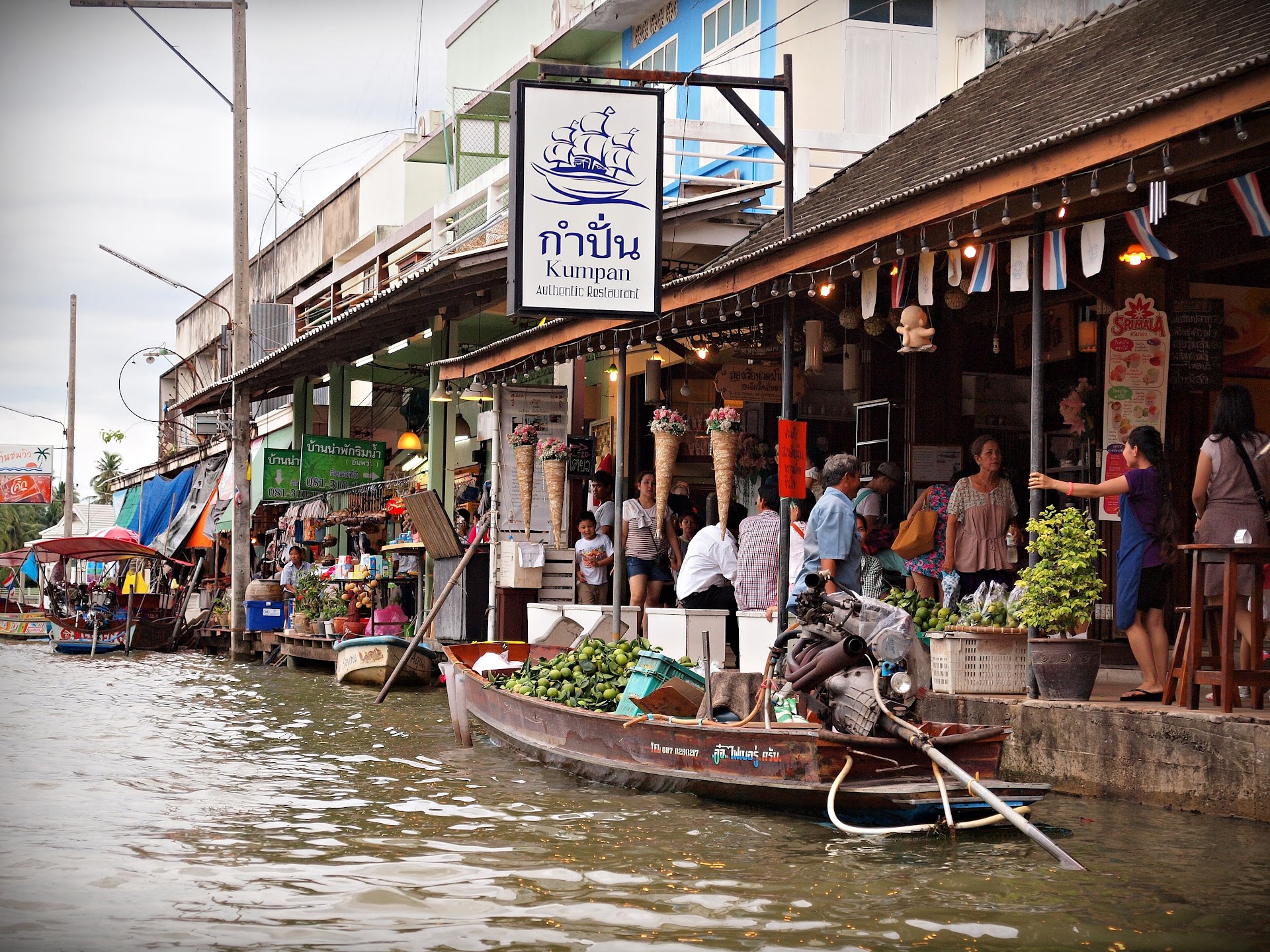 O que ninguém te conta sobre os mercados flutuantes de Bangkok (e o que comer lá)