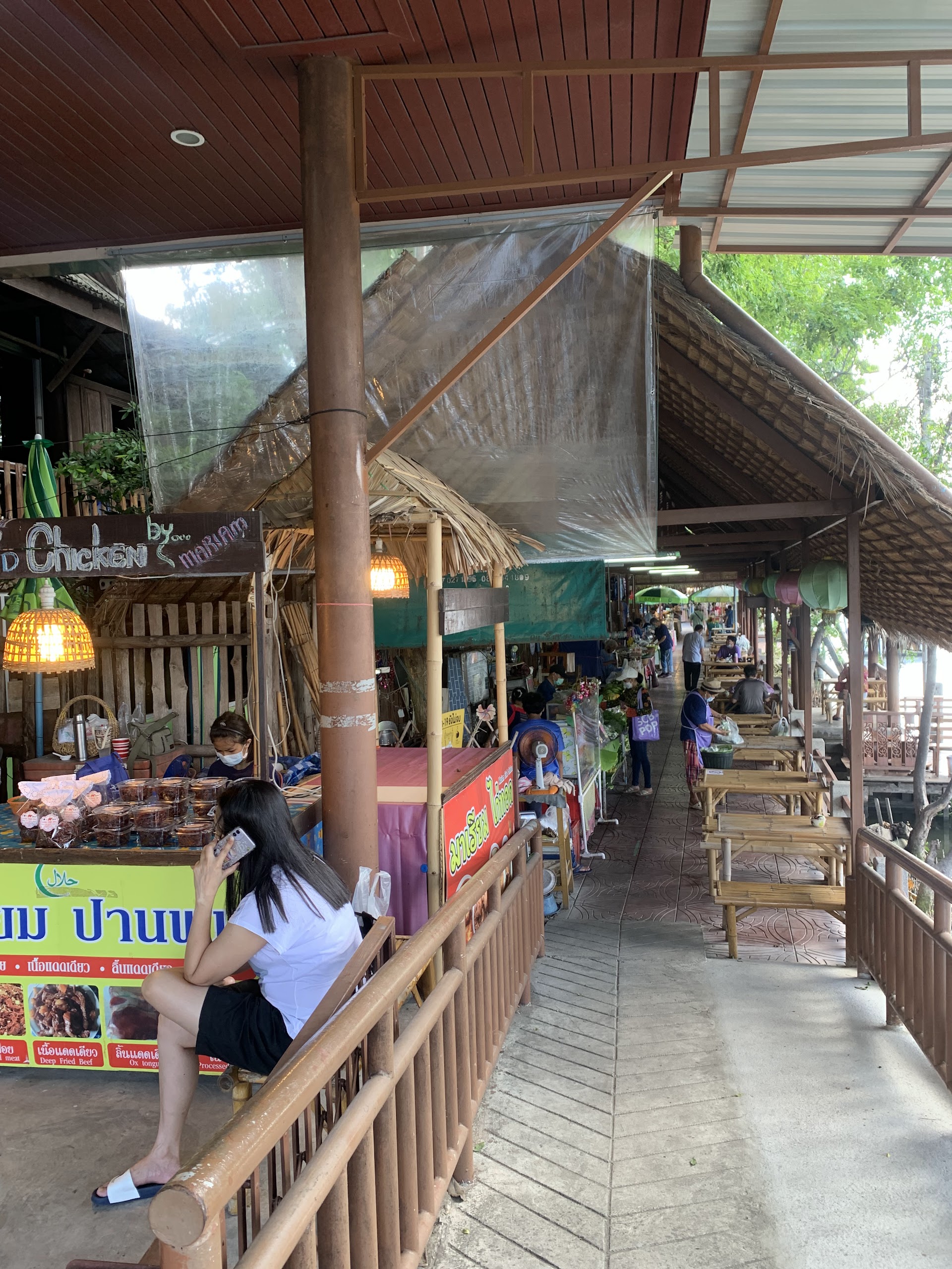 O que ninguém te conta sobre os mercados flutuantes de Bangkok (e o que comer lá)