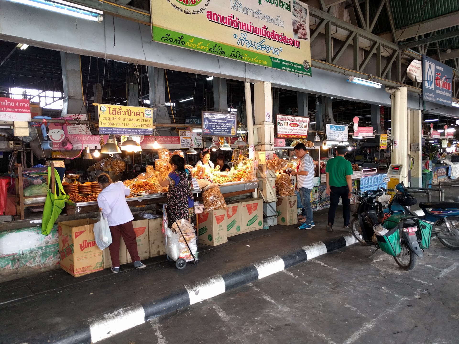 O que ninguém te conta sobre os mercados noturnos de Chiang Mai 🌙